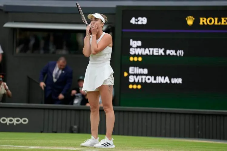 Vượt qua Iga Swatek, Elina Svitolina vào bán kết Wimbledon 2023 - Ảnh 2. Vượt qua Iga Swatek, Elina Svitolina vào bán kết Wimbledon 2023 - Ảnh 2.