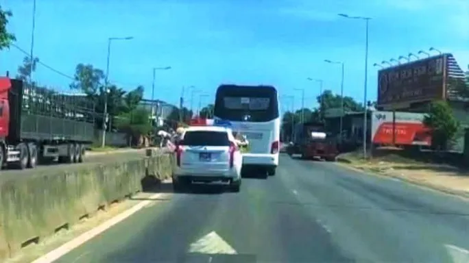 Tước giấy phép lái xe của tài xế xe khách cản đường xe ưu tiên - Ảnh 1.
