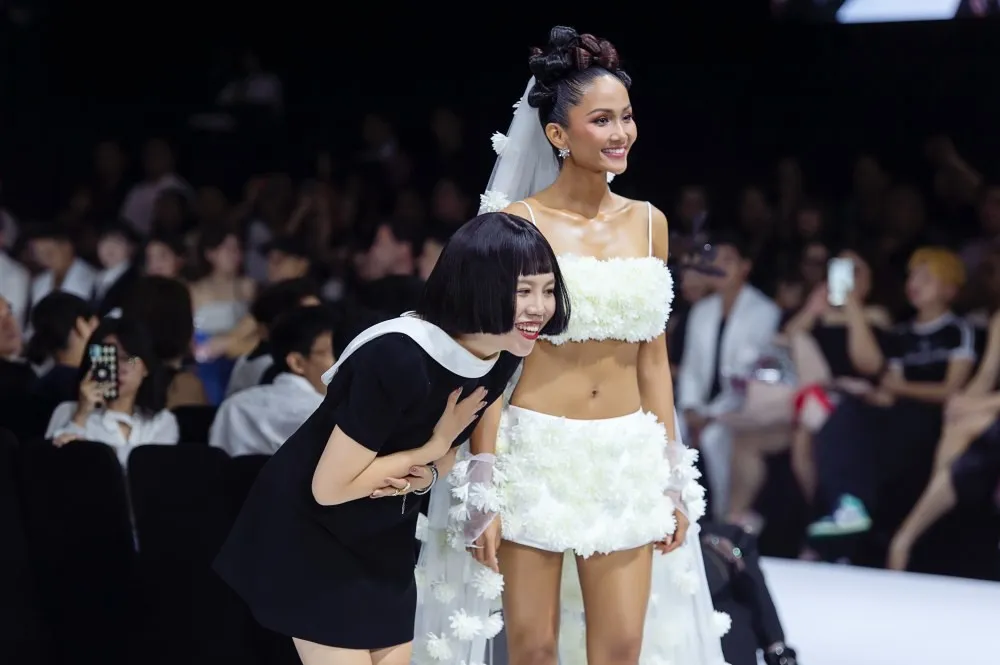 HHen Ni&ecirc; rạng rỡ diện v&aacute;y cưới đ&iacute;nh h&agrave;ng ng&agrave;n b&ocirc;ng hoa c&agrave; ph&ecirc; độc đ&aacute;o - Ảnh 12.