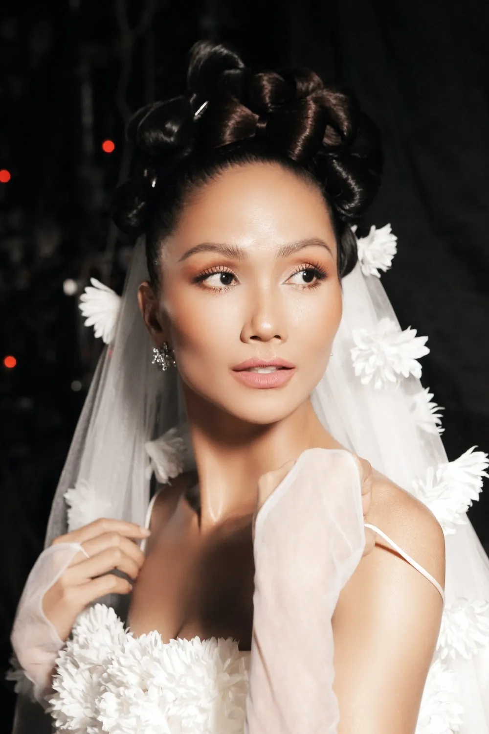 HHen Ni&ecirc; rạng rỡ diện v&aacute;y cưới đ&iacute;nh h&agrave;ng ng&agrave;n b&ocirc;ng hoa c&agrave; ph&ecirc; độc đ&aacute;o - Ảnh 9.