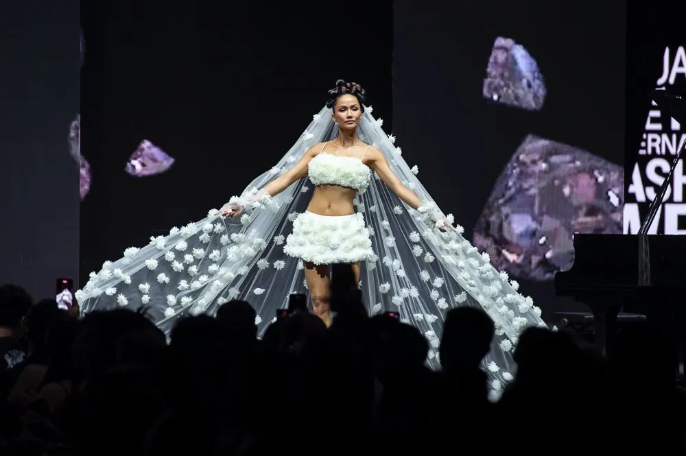 HHen Ni&ecirc; rạng rỡ diện v&aacute;y cưới đ&iacute;nh h&agrave;ng ng&agrave;n b&ocirc;ng hoa c&agrave; ph&ecirc; độc đ&aacute;o - Ảnh 8.