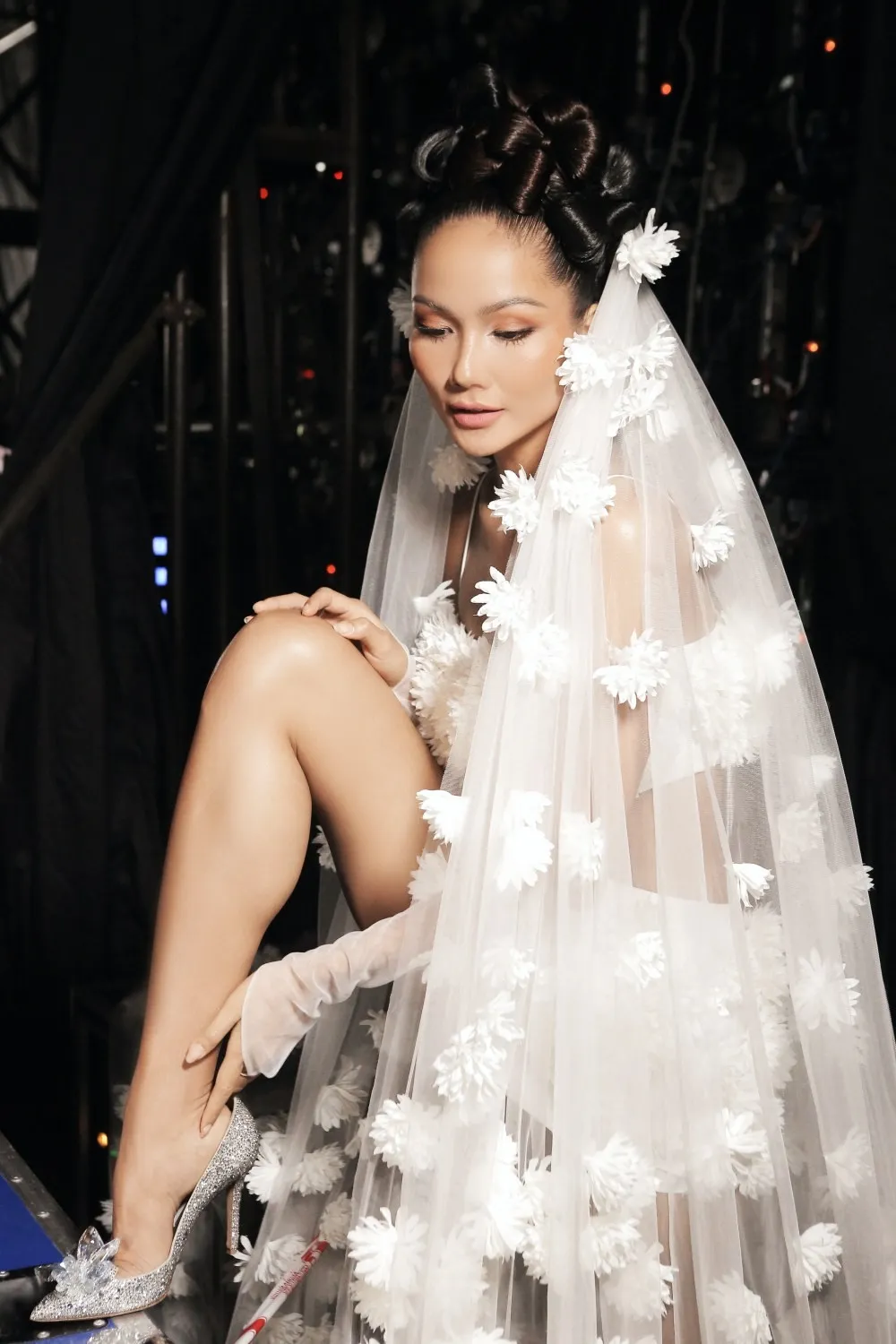 HHen Ni&ecirc; rạng rỡ diện v&aacute;y cưới đ&iacute;nh h&agrave;ng ng&agrave;n b&ocirc;ng hoa c&agrave; ph&ecirc; độc đ&aacute;o - Ảnh 7.