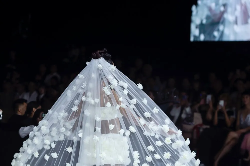 HHen Ni&ecirc; rạng rỡ diện v&aacute;y cưới đ&iacute;nh h&agrave;ng ng&agrave;n b&ocirc;ng hoa c&agrave; ph&ecirc; độc đ&aacute;o - Ảnh 6.