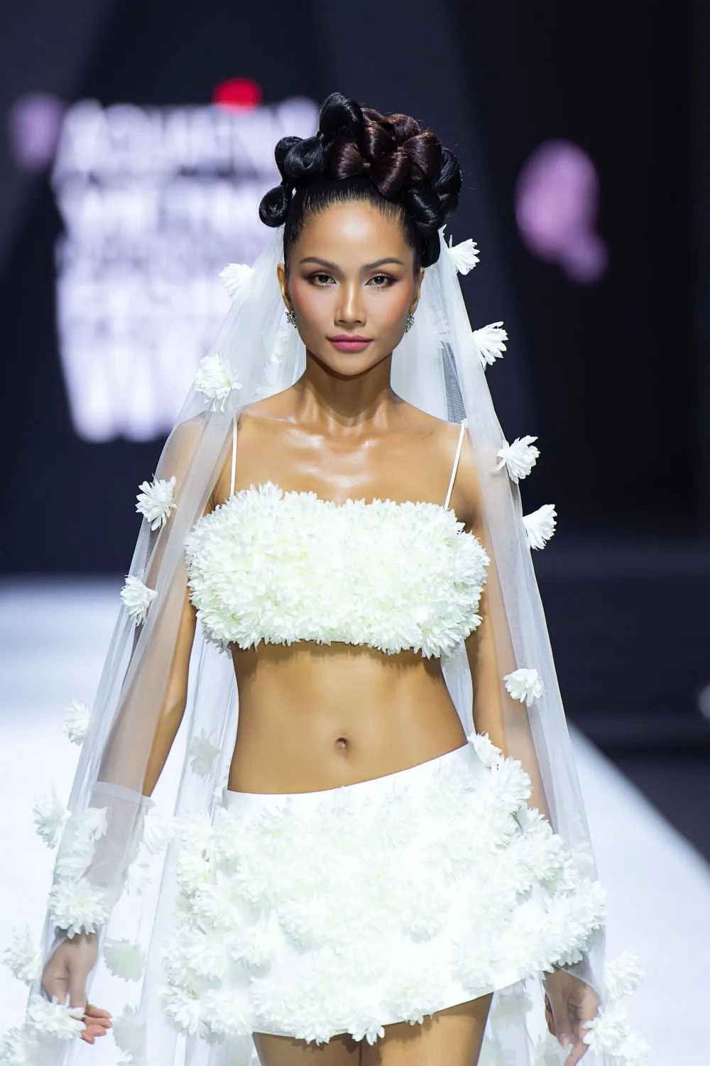 HHen Ni&ecirc; rạng rỡ diện v&aacute;y cưới đ&iacute;nh h&agrave;ng ng&agrave;n b&ocirc;ng hoa c&agrave; ph&ecirc; độc đ&aacute;o - Ảnh 4.