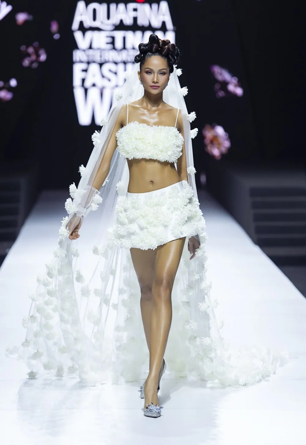 HHen Ni&ecirc; rạng rỡ diện v&aacute;y cưới đ&iacute;nh h&agrave;ng ng&agrave;n b&ocirc;ng hoa c&agrave; ph&ecirc; độc đ&aacute;o - Ảnh 3.