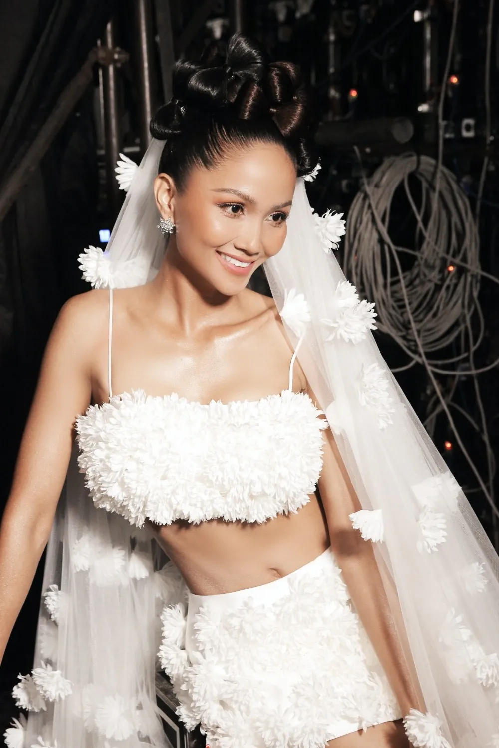 HHen Ni&ecirc; rạng rỡ diện v&aacute;y cưới đ&iacute;nh h&agrave;ng ng&agrave;n b&ocirc;ng hoa c&agrave; ph&ecirc; độc đ&aacute;o - Ảnh 1.