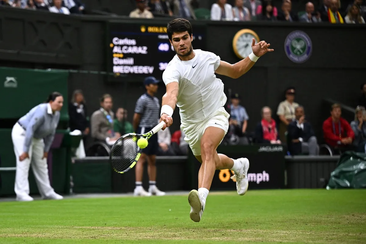 Djokovic đối đầu Alcaraz tại chung kết đơn nam Wimbledon - Ảnh 1. Djokovic đối đầu Alcaraz tại chung kết đơn nam Wimbledon - Ảnh 1.