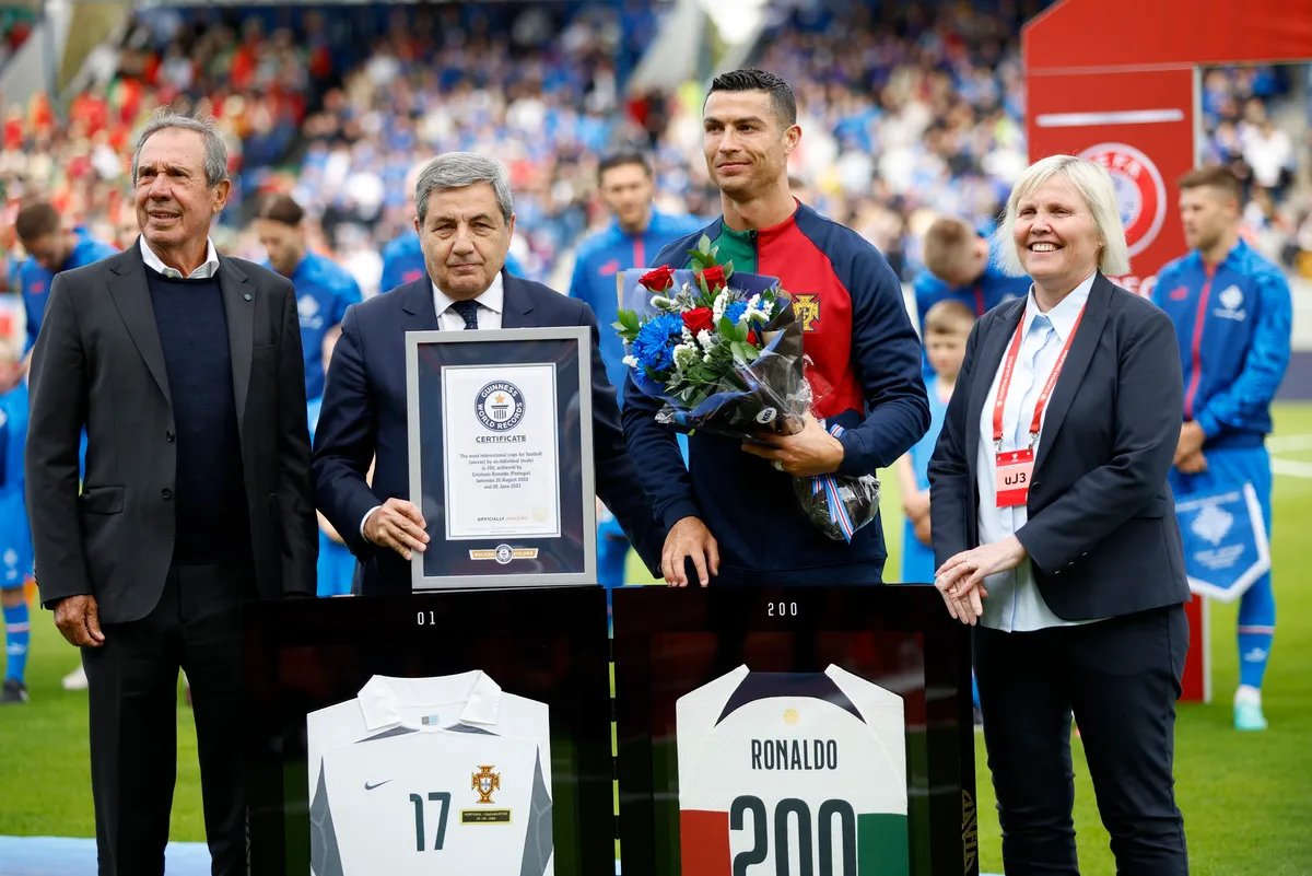 Ronaldo lập kỷ lục Guiness vì mức lương nhận được trong năm 2023 - Ảnh 1. Ronaldo lập kỷ lục Guiness vì mức lương nhận được trong năm 2023 - Ảnh 1.