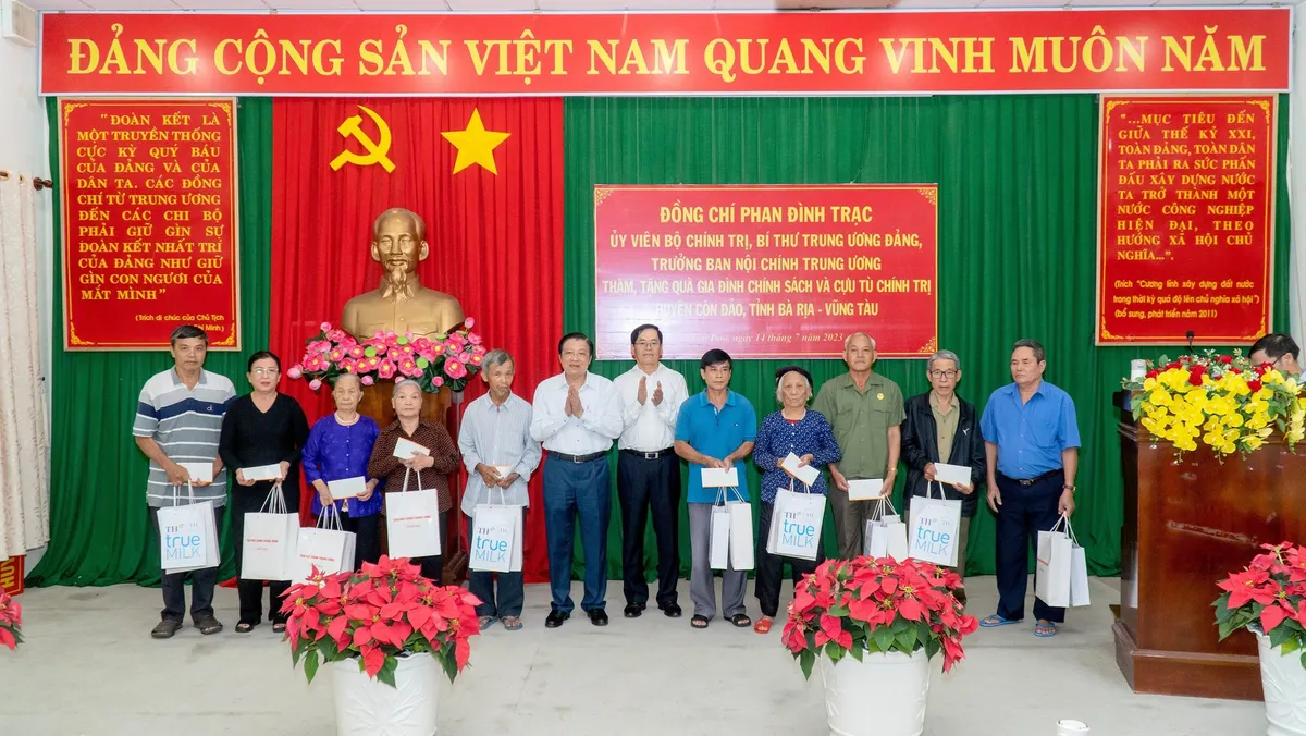 Trưởng Ban Nội chính Trung ương thăm, tặng quà các gia đình chính sách huyện Côn Đảo - Ảnh 1.