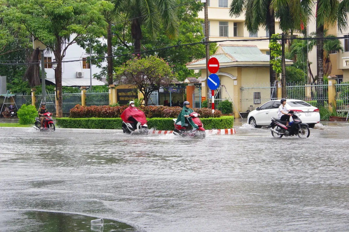 Mưa lớn kéo dài làm ngập đường, tốc mái nhiều căn nhà ở Kiên Giang - Ảnh 1.