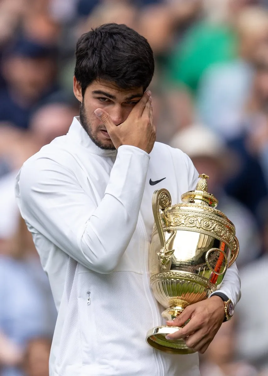 Đánh bại Djokovic, Carlos Alcaraz vô địch Wimbledon lần đầu tiên - Ảnh 3. Đánh bại Djokovic, Carlos Alcaraz vô địch Wimbledon lần đầu tiên - Ảnh 3.