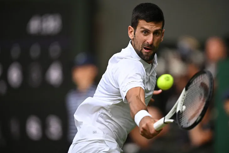 Đánh bại Djokovic, Carlos Alcaraz vô địch Wimbledon lần đầu tiên - Ảnh 1. Đánh bại Djokovic, Carlos Alcaraz vô địch Wimbledon lần đầu tiên - Ảnh 1.