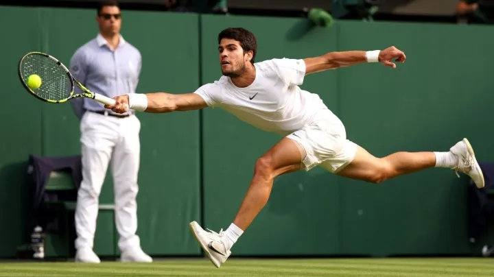 Đánh bại Djokovic, Carlos Alcaraz vô địch Wimbledon lần đầu tiên - Ảnh 2. Đánh bại Djokovic, Carlos Alcaraz vô địch Wimbledon lần đầu tiên - Ảnh 2.