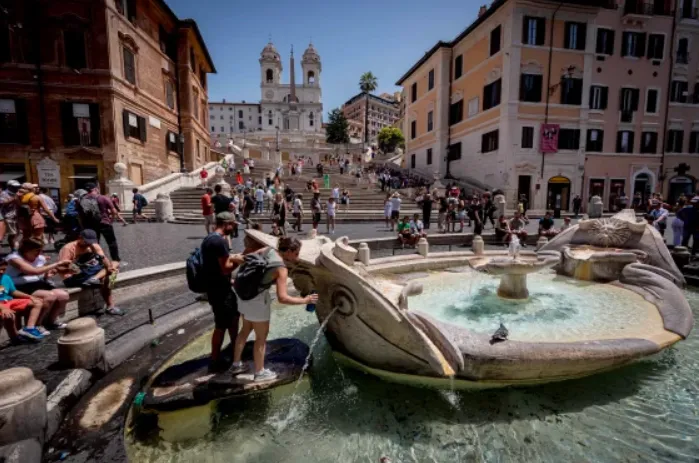 Italy công bố các biện pháp y tế khẩn cấp đối phó với nắng nóng kỷ lục - Ảnh 1.