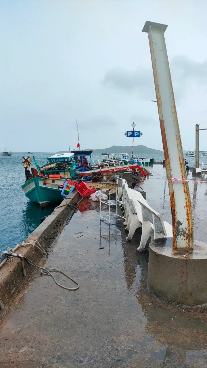 Gió lốc làm sập nhà chờ cầu cảng ở Kiên Giang, 4 người thương vong - Ảnh 3.