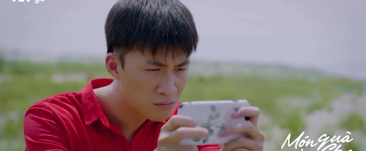 M&oacute;n qu&agrave; của cha - Tập 3: Đang chụp ảnh cho bạn, Hiếu ph&aacute;t hiện x&aacute;c chết trong khung h&igrave;nh - Ảnh 1.