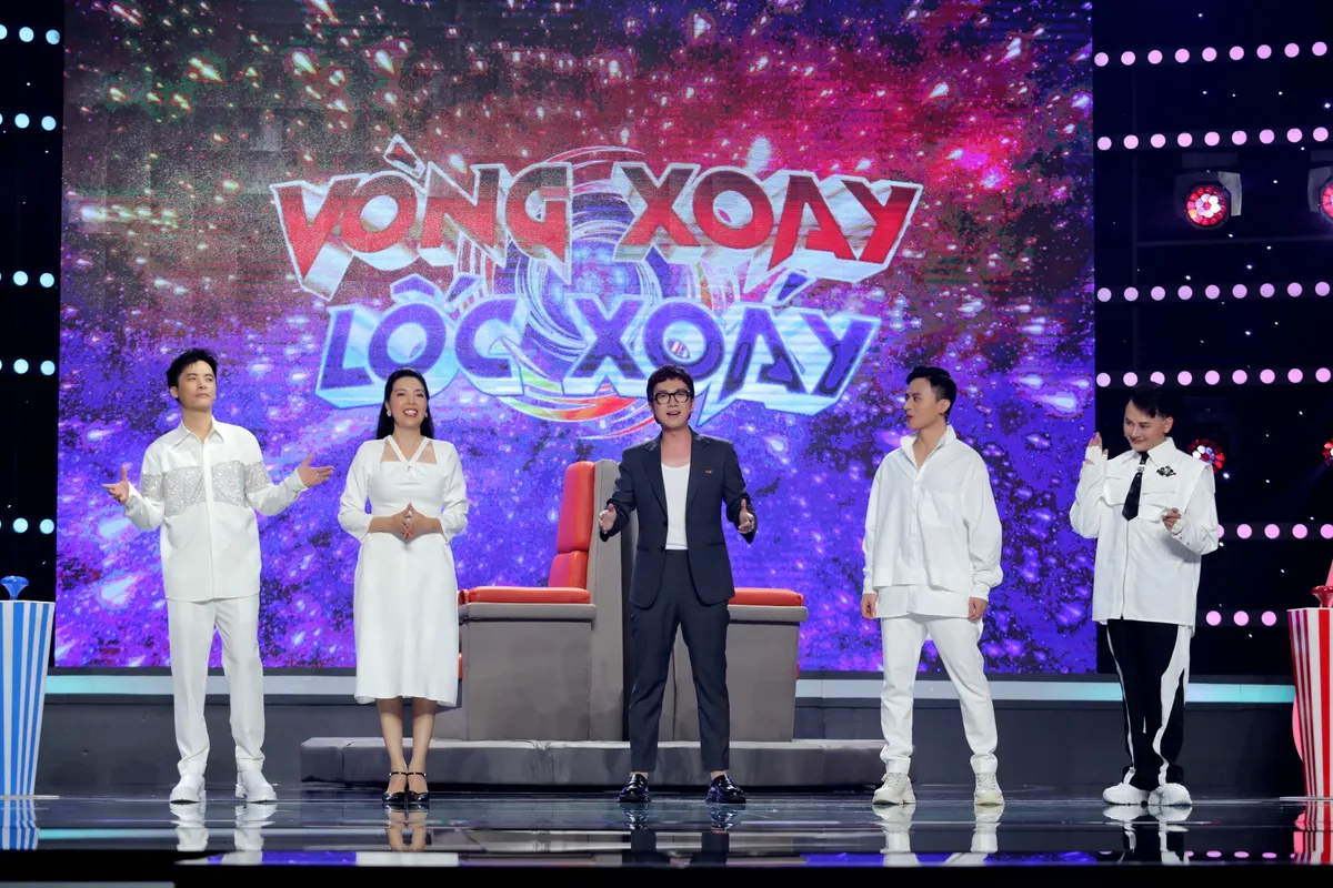 Vòng Xoay Lốc Xoáy - Tập 1: MC Minh Xù bất lực trước dàn khách mời lầy lội - Ảnh 2.