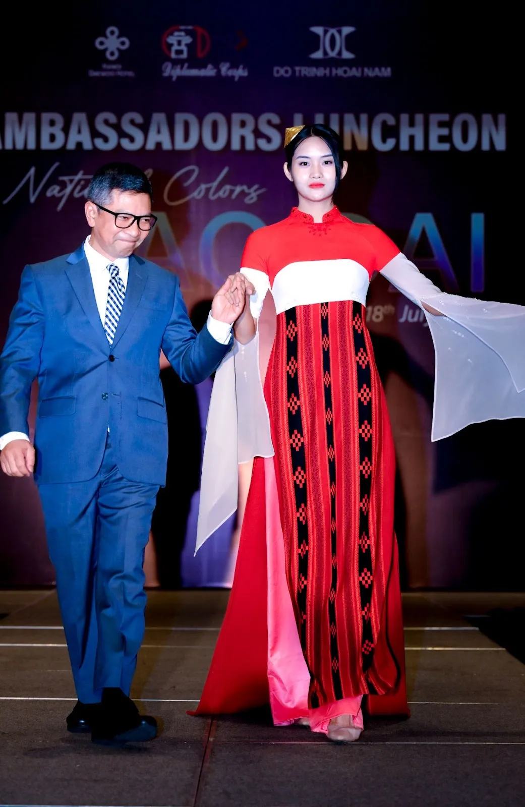 Mãn nhãn với màn catwalk của đại sứ Pháp, Haiti, Palestine, Netherlands... cùng áo dài Việt - Ảnh 3.