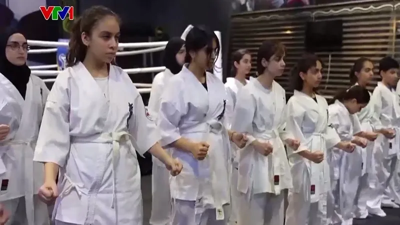 Vượt qua r&agrave;o cản, một phụ nữ Hồi gi&aacute;o trở th&agrave;nh huấn luyện vi&ecirc;n karate - Ảnh 1.