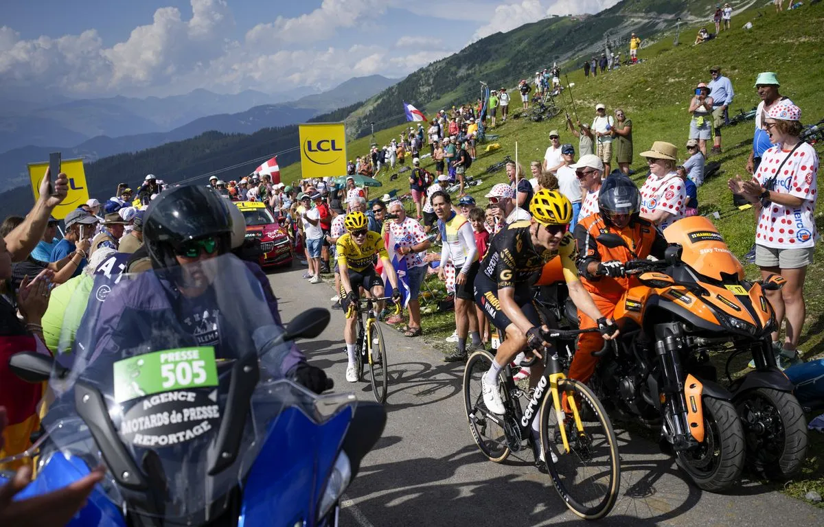 Matej Mohoric giành chiến thắng chặng 19 Tour de France 2023 - Ảnh 1. Matej Mohoric giành chiến thắng chặng 19 Tour de France 2023 - Ảnh 1.