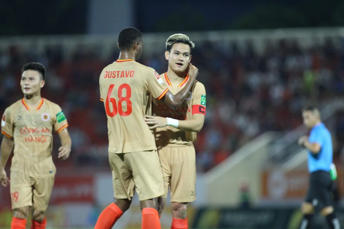 V.League 2023 | CLB Công An Hà Nội củng cố ngôi đầu bảng - Ảnh 1. V.League 2023 | CLB Công An Hà Nội củng cố ngôi đầu bảng - Ảnh 1.