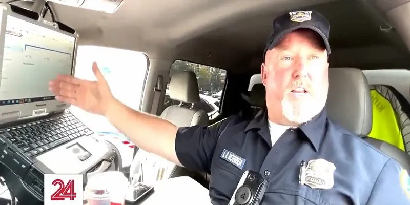 Xe của cảnh s&aacute;t giao th&ocirc;ng Mỹ được trang bị những g&igrave;? - Ảnh 2.