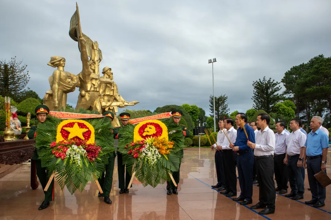 Trưởng Ban Nội chính Trung ương Phan Đình Trạc dâng hương tưởng niệm các Anh hùng Liệt sỹ tại Đắk Lắk - Ảnh 1.