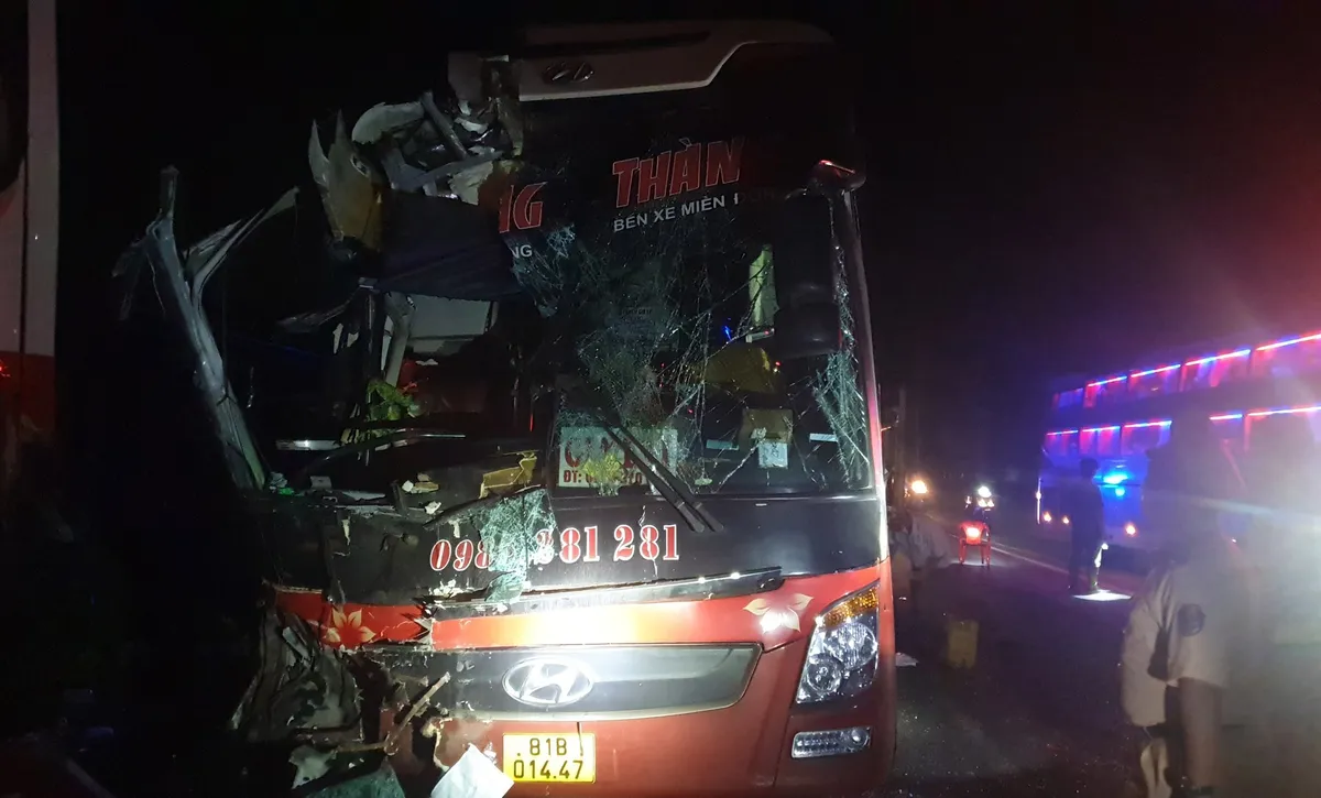 2 xe kh&aacute;ch giường nằm va chạm, 3 người thương vong - Ảnh 2.