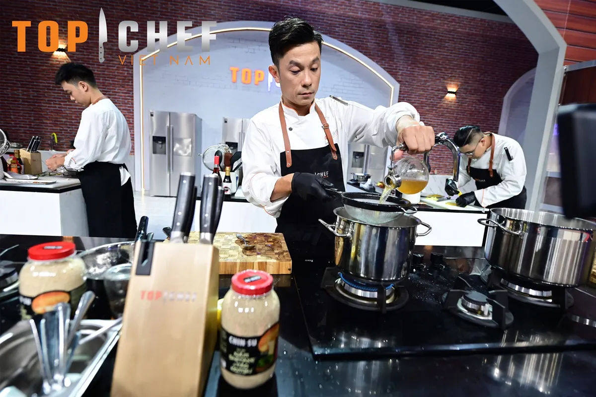 Top Chef - Tập 7: Quỳnh Anh Shyn trầm trồ trước món lẩu Việt với nước dùng trên 3 vị - Ảnh 11.