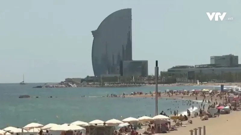 Thời tiết khắc nghiệt đang cản trở đ&agrave; phục hồi du lịch ch&acirc;u &Acirc;u - Ảnh 1.