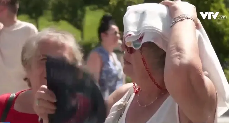 Thời tiết khắc nghiệt đang cản trở đ&agrave; phục hồi du lịch ch&acirc;u &Acirc;u - Ảnh 2.