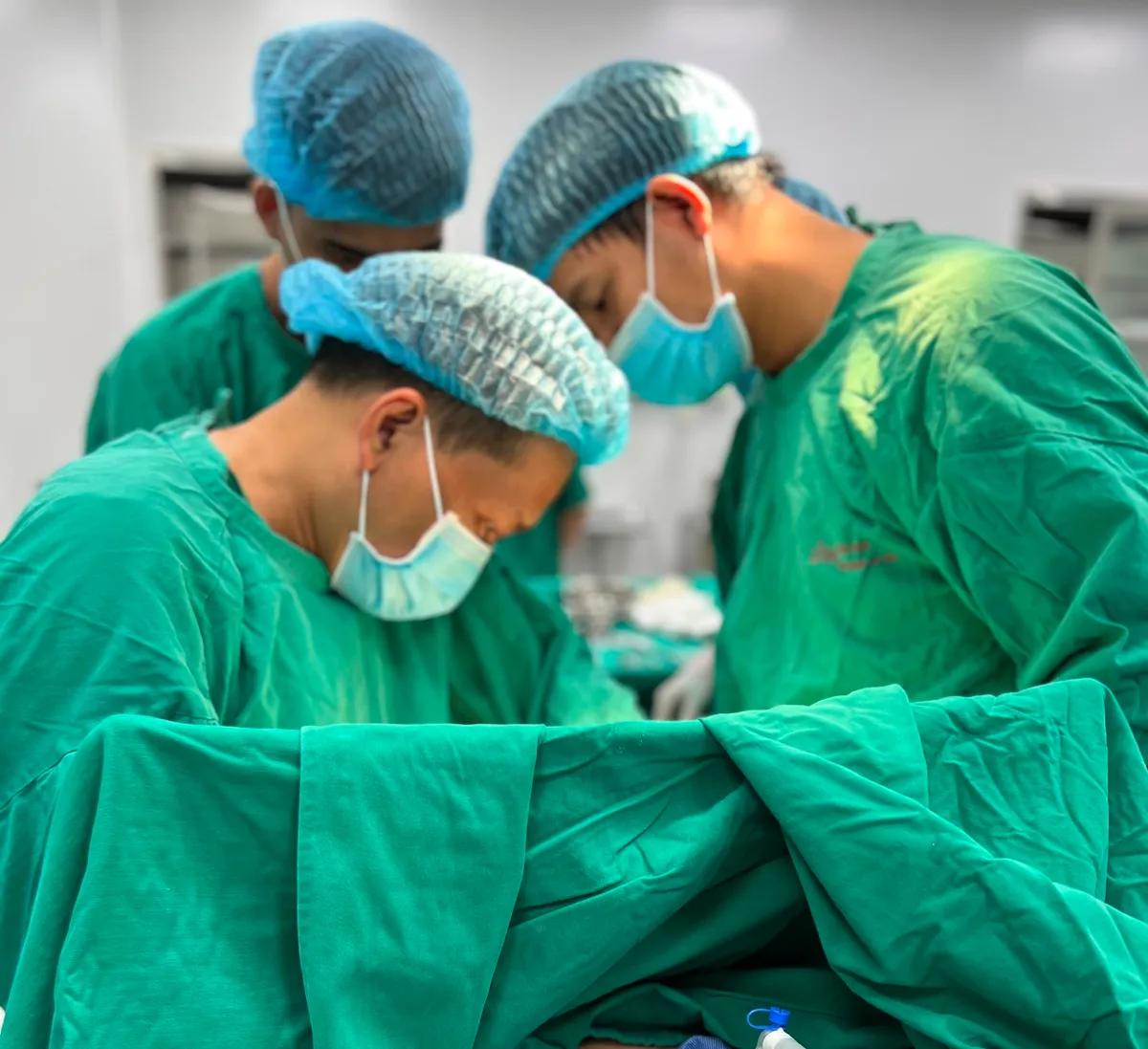 Ca đại phẫu cứu em bé Hmông bị dị tật không có hậu môn và những khoảnh khắc khó quên - Ảnh 7. Ca đại phẫu cứu em bé Hmông bị dị tật không có hậu môn và những khoảnh khắc khó quên - Ảnh 7.