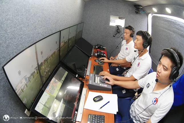 Lộ diện trọng tài VAR đầu tiên của V.League - Ảnh 3. Lộ diện trọng tài VAR đầu tiên của V.League - Ảnh 3.