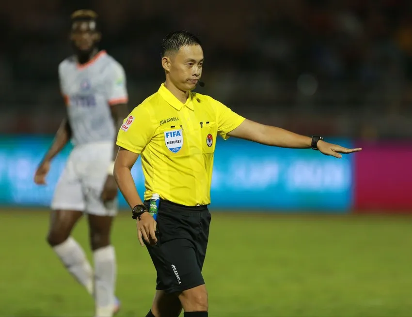 Lộ diện trọng tài VAR đầu tiên của V.League - Ảnh 2. Lộ diện trọng tài VAR đầu tiên của V.League - Ảnh 2.