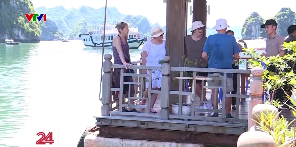 Quảng Ninh: Khẩn trương cứu 2 l&agrave;ng ch&agrave;i nổi - Ảnh 2.