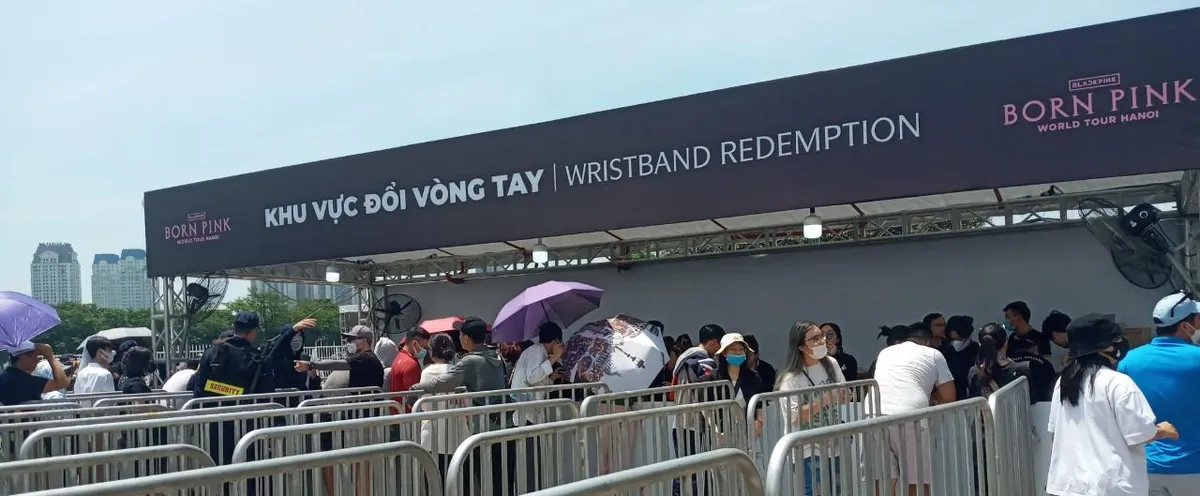 Ngày đầu đổi vòng tay concert BLACKPINK: Nắng nóng gay gắt không bằng sức nóng tại SVĐ Mỹ Đình - Ảnh 2.