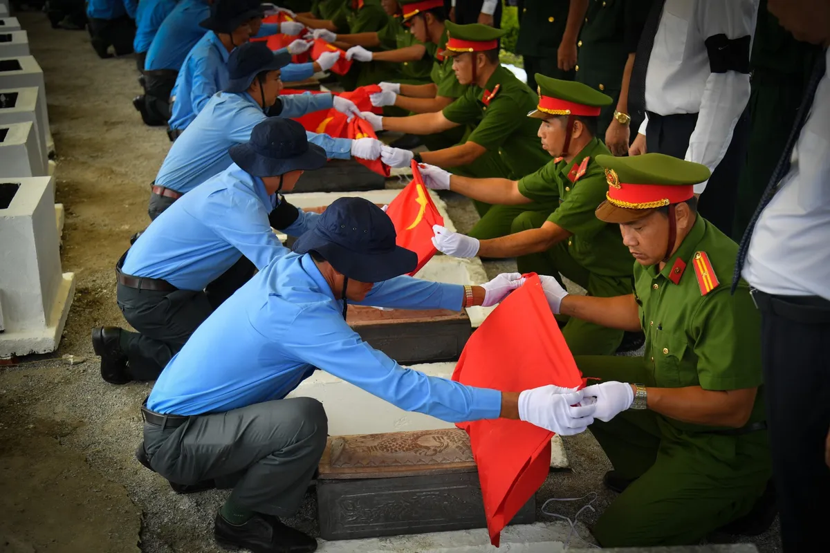 Kiên Giang: Truy điệu, an táng 27 hài cốt liệt sĩ - Ảnh 4. Kiên Giang: Truy điệu, an táng 27 hài cốt liệt sĩ - Ảnh 4.
