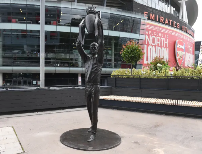Arsenal ra mắt tượng HLV Wenger tại s&acirc;n Emirates - Ảnh 1.