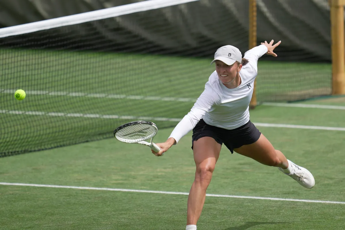 Iga Swiatek giành quyền vào vòng 2 Wimbledon - Ảnh 1. Iga Swiatek giành quyền vào vòng 2 Wimbledon - Ảnh 1.