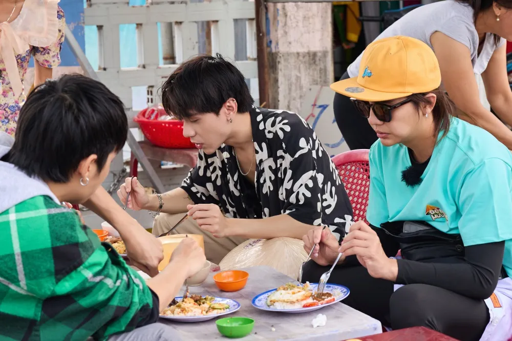 Huy Kh&aacute;nh - Quang H&ugrave;ng MasterD lội b&ugrave;n, h&aacute;i sen cả ng&agrave;y được trả lương 20 ng&agrave;n đồng  - Ảnh 1.