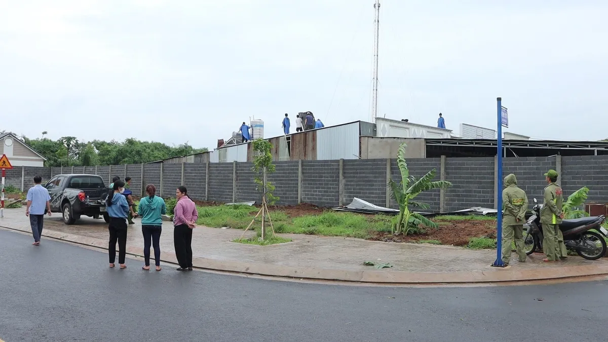 B&agrave; Rịa - Vũng T&agrave;u: Hỗ trợ kịp thời c&aacute;c hộ d&acirc;n bị ảnh hưởng bởi lốc xo&aacute;y - Ảnh 2.