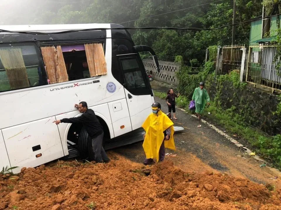 Hiện trường vụ sạt lở tại đèo Bảo Lộc - Ảnh 2.