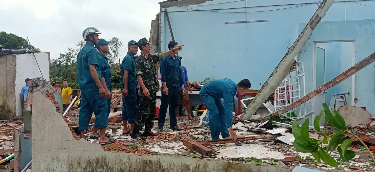 Kiên Giang: Hàng trăm chiến sĩ giúp dân khắc phục hậu quả mưa dông - Ảnh 2.