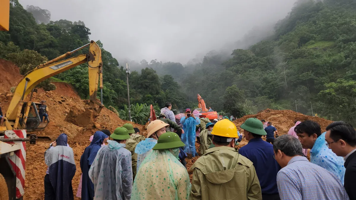 Phó Thủ tướng Trần Lưu Quang kiểm tra hiện trường, chỉ đạo khắc phục hậu quả sạt lở đèo Bảo Lộc - Ảnh 2.