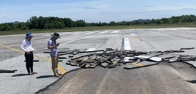 Làm rõ nguyên nhân bong tróc đường băng sân bay Vinh - Ảnh 1.