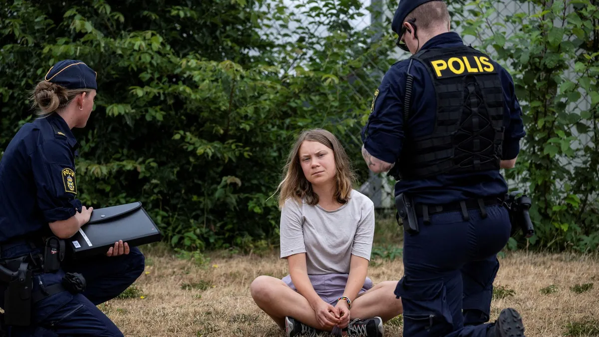 Greta Thunberg bị buộc tội không tuân lệnh của cảnh sát trong cuộc biểu tình - Ảnh 1.