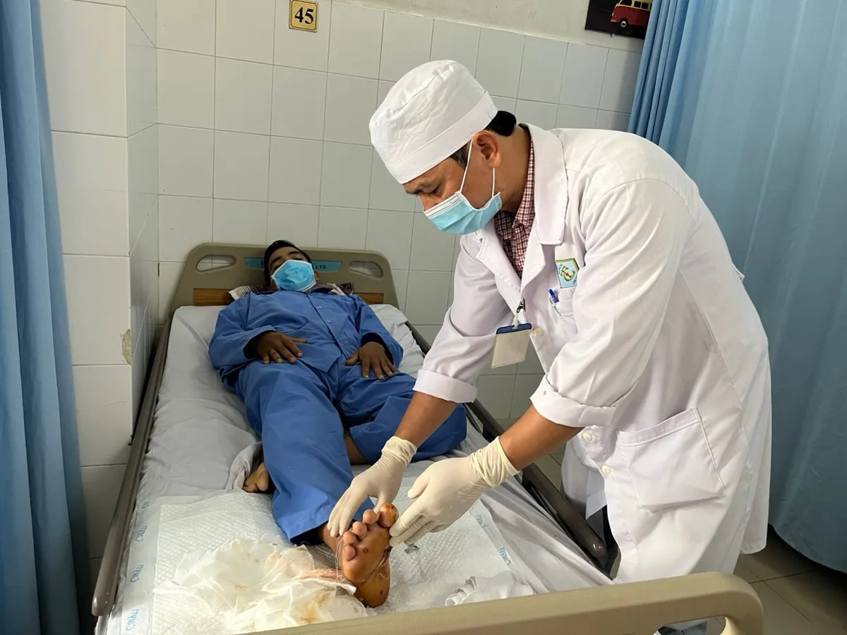 Hồi sinh bàn chân bị đứt lìa cho nam bệnh nhân 37 tuổi - Ảnh 1. Hồi sinh bàn chân bị đứt lìa cho nam bệnh nhân 37 tuổi - Ảnh 1.