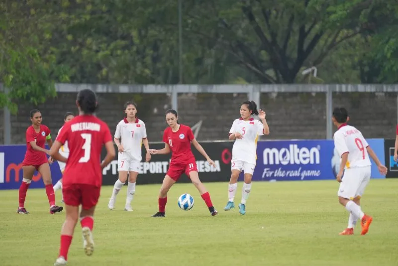 U19 nữ Việt Nam thắng đậm 5-0 U19 nữ Singapore trong trận mở màn U19 nữ Đông Nam Á 2023 - Ảnh 5. U19 nữ Việt Nam thắng đậm 5-0 U19 nữ Singapore trong trận mở màn U19 nữ Đông Nam Á 2023 - Ảnh 5.