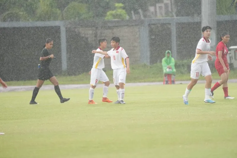 U19 nữ Việt Nam thắng đậm 5-0 U19 nữ Singapore trong trận mở màn U19 nữ Đông Nam Á 2023 - Ảnh 4. U19 nữ Việt Nam thắng đậm 5-0 U19 nữ Singapore trong trận mở màn U19 nữ Đông Nam Á 2023 - Ảnh 4.