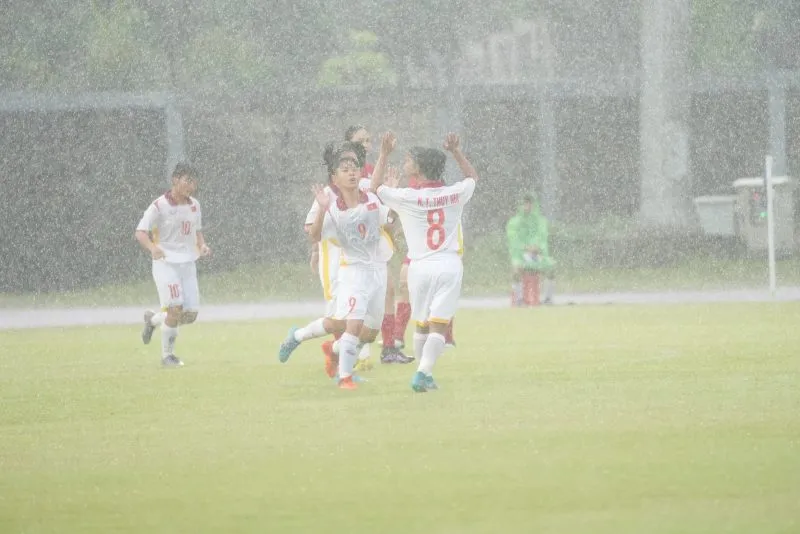 U19 nữ Việt Nam thắng đậm 5-0 U19 nữ Singapore trong trận mở màn U19 nữ Đông Nam Á 2023 - Ảnh 2. U19 nữ Việt Nam thắng đậm 5-0 U19 nữ Singapore trong trận mở màn U19 nữ Đông Nam Á 2023 - Ảnh 2.
